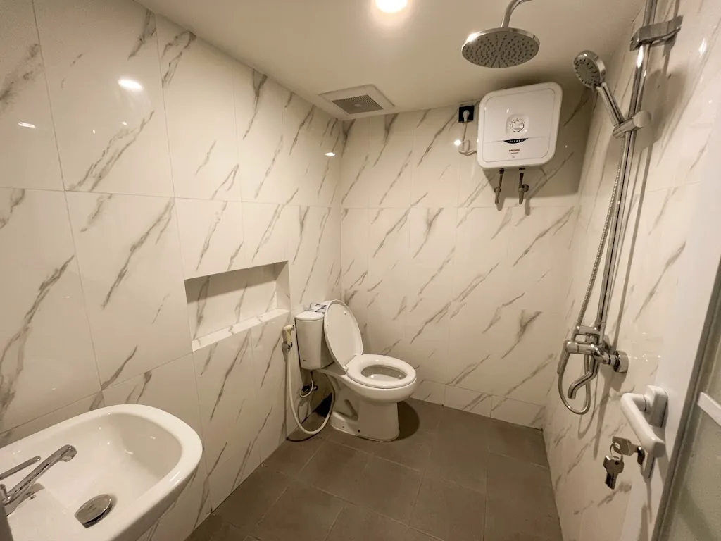 Kamar mandi dalam dengan shower dan water heater